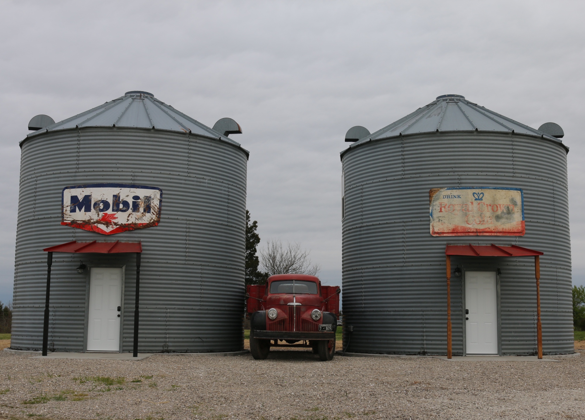 Liste Airbnb de deux silos à grains gris avec un camion antique au milieu