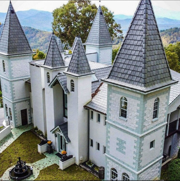 Image d'un château blanc et gris avec une bordure bleu clair.