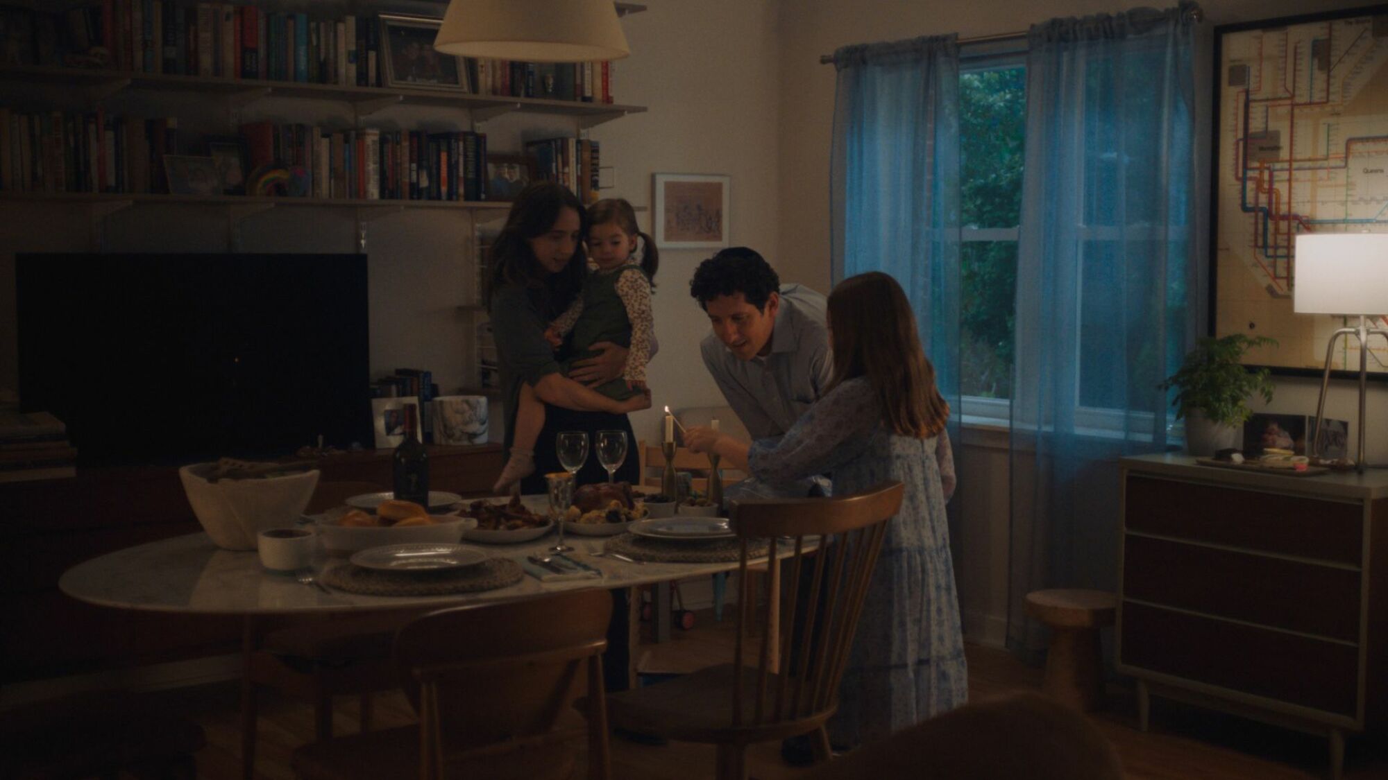 Une journaliste à la maison avec son mari et ses enfants. 