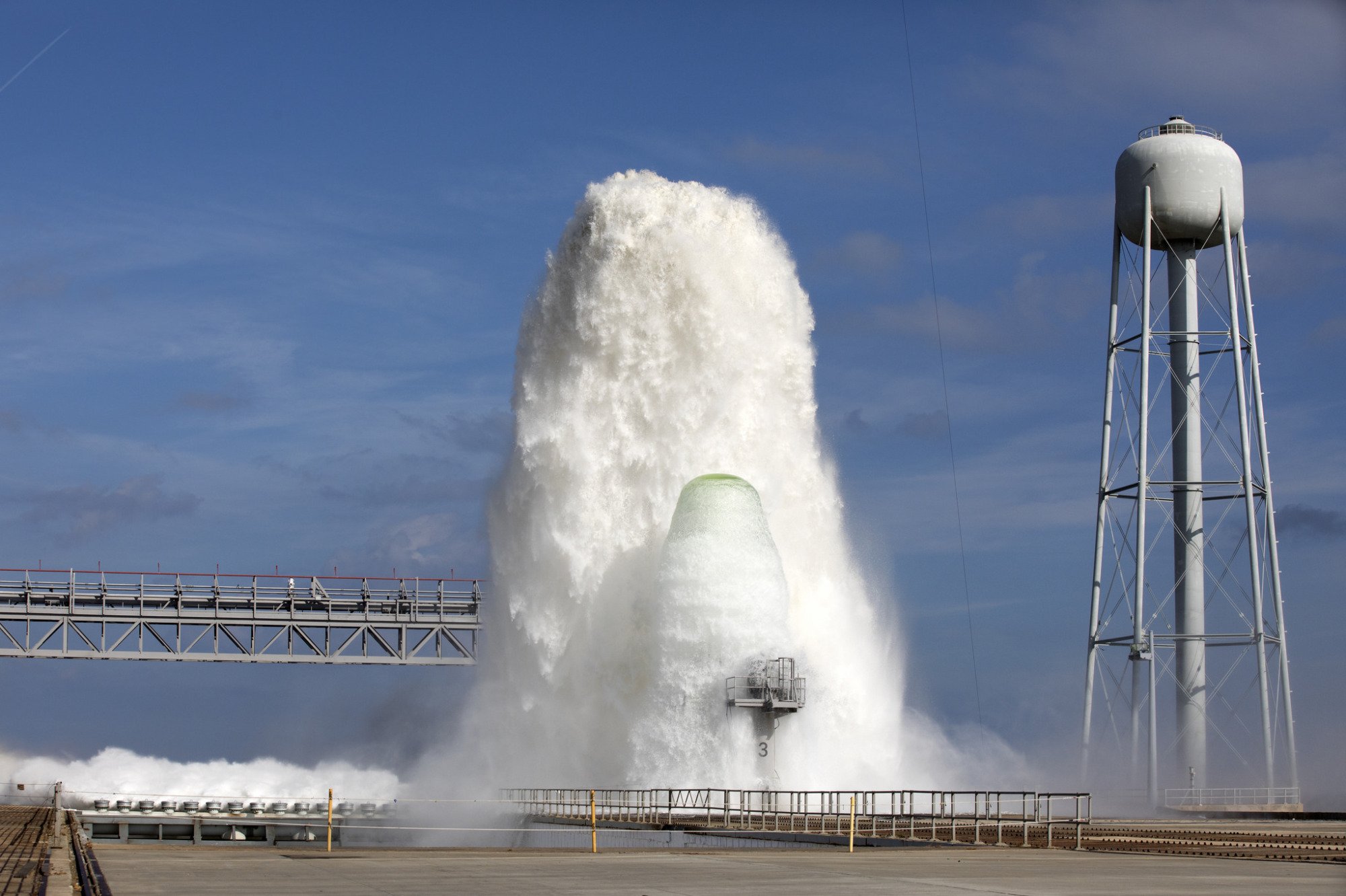 Pulvérisation d'eau sur la rampe de lancement de la NASA