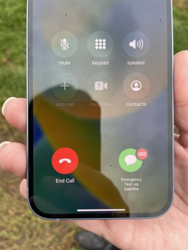 gros plan sur les sos d'urgence via l'activation par satellite sur un iphone 14
