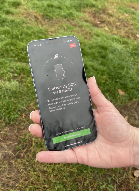 sos d'urgence via satellite montrant l'écran de rapport d'urgence sur l'iPhone 14