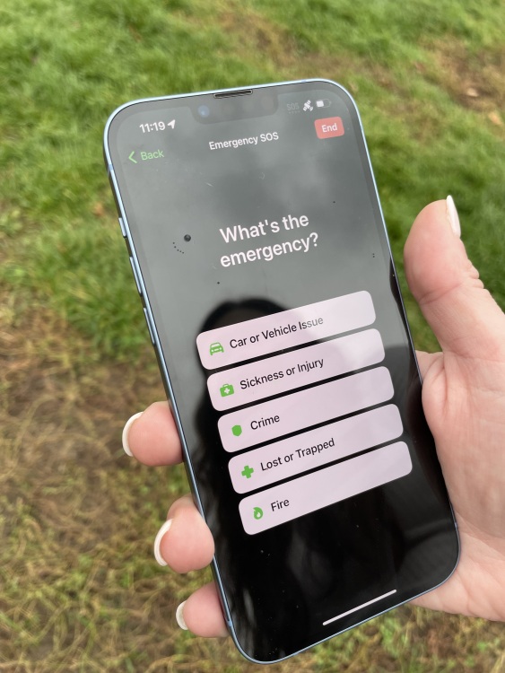 sos d'urgence par satellite montrant quel est l'écran d'urgence sur l'iPhone 14