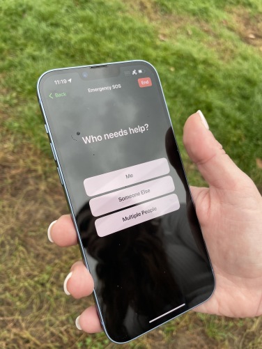 sos d'urgence via satellite demandant qui a besoin d'aide sur iPhone 14