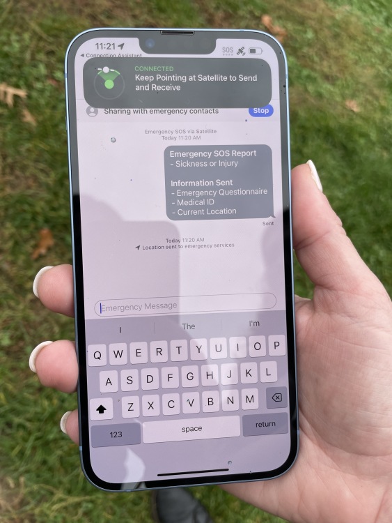 sos d'urgence via satellite montrant le chat des services d'urgence sur l'iPhone 14
