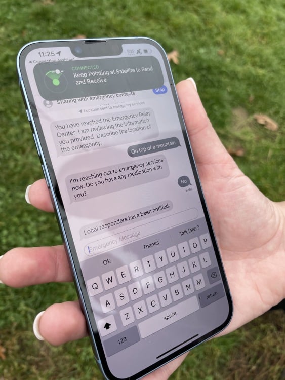 sos d'urgence via satellite montrant le chat des services d'urgence sur l'iPhone 14
