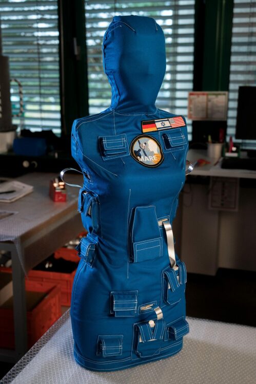 un mannequin de vol d'essai de la NASA portant un gilet de radioprotection