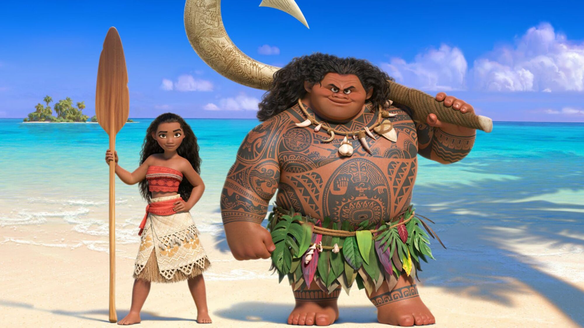 Moana et Maui se tiennent ensemble sur une plage de 