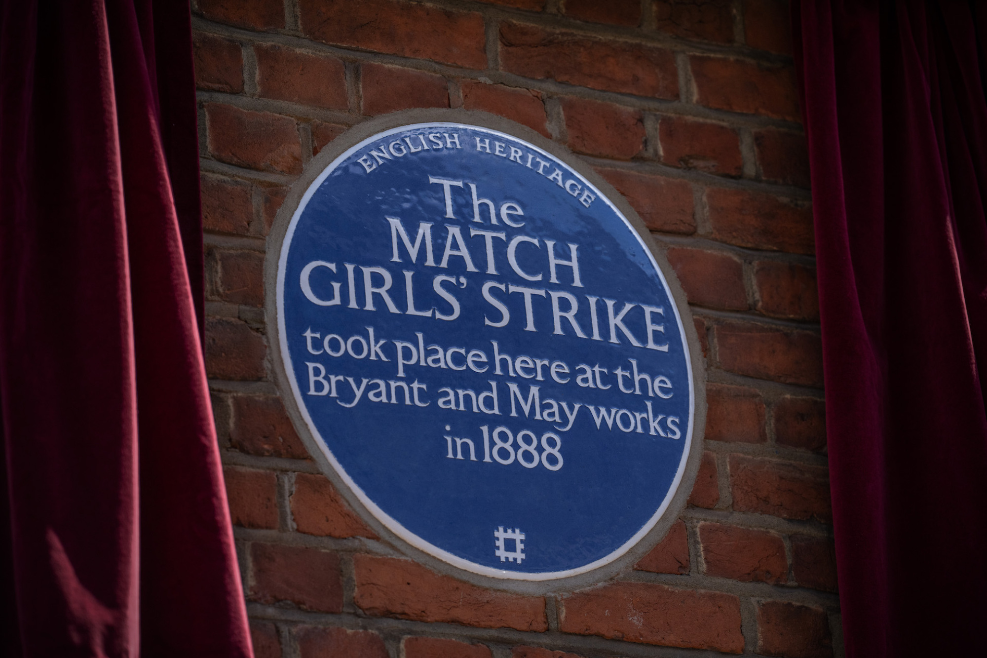 Une plaque bleue récemment dévoilée dédiée à la grève des matchgirls est photographiée à l'ancienne usine d'allumettes Bryant et May le 5 juillet 2022 à Londres, en Angleterre.