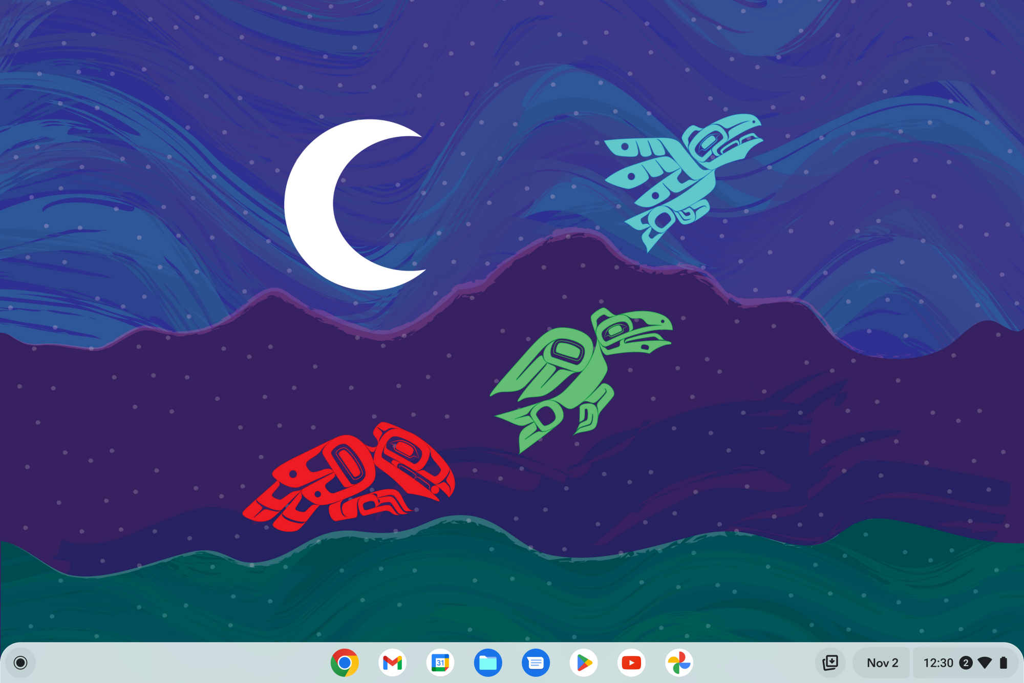 Trois oiseaux (un bleu, un vert et un rouge) sont dessinés volant au-dessus d'un paysage aux couleurs contrastées.  Un croissant de lune blanc brillant est derrière eux.