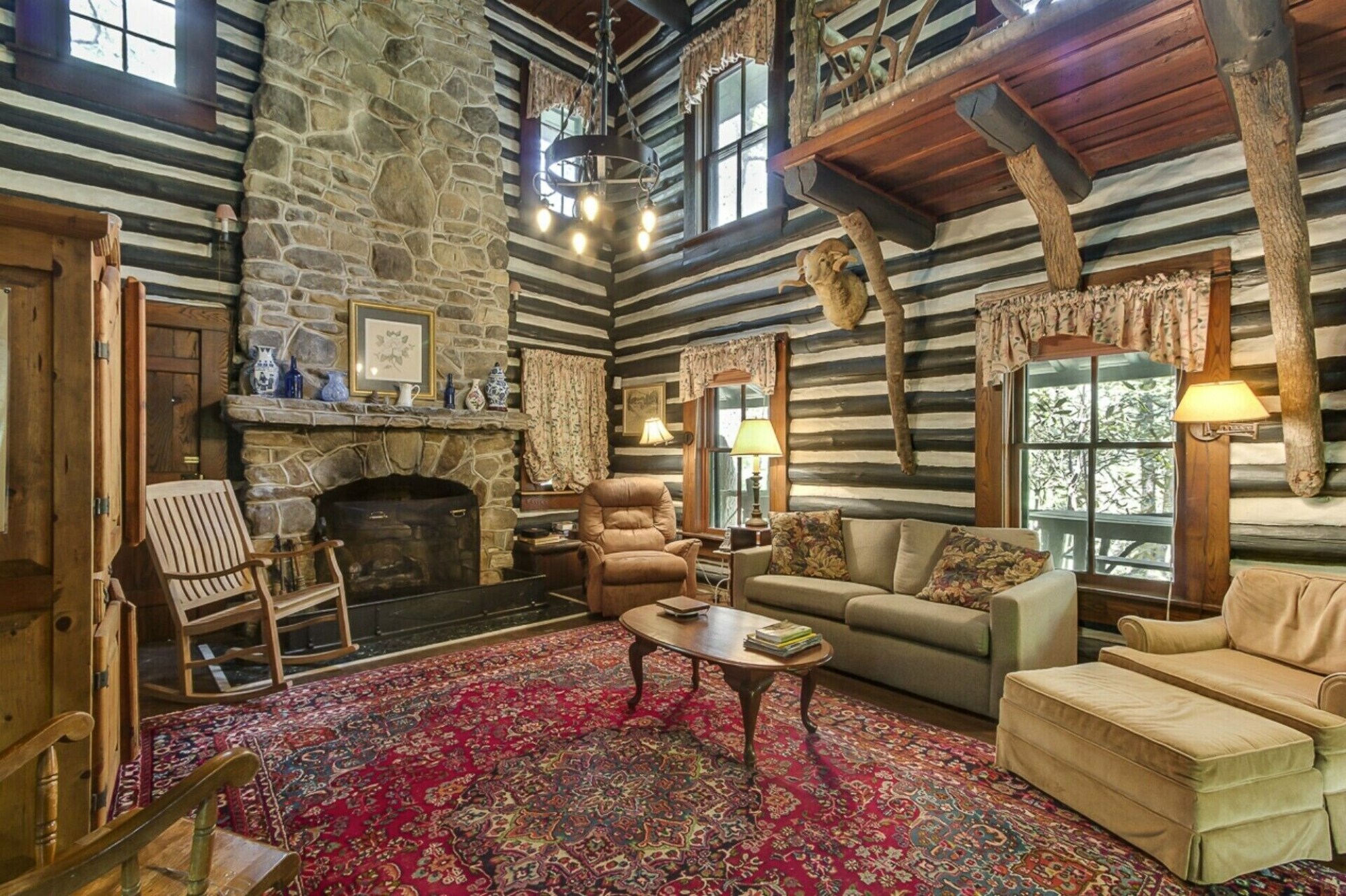 Intérieur du salon d'une cabane en rondins