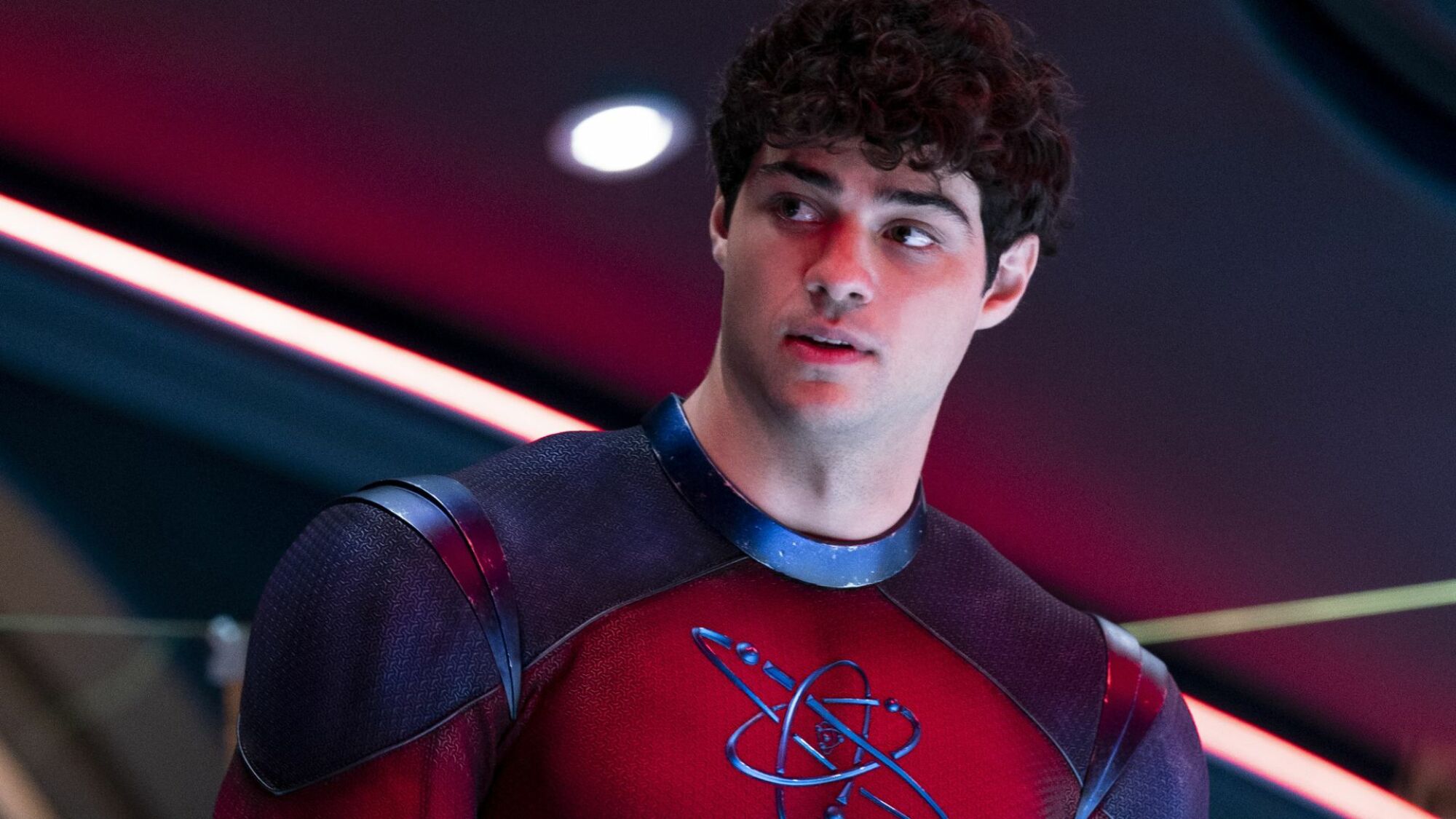 Noah Centineo est Atom Smasher dans 