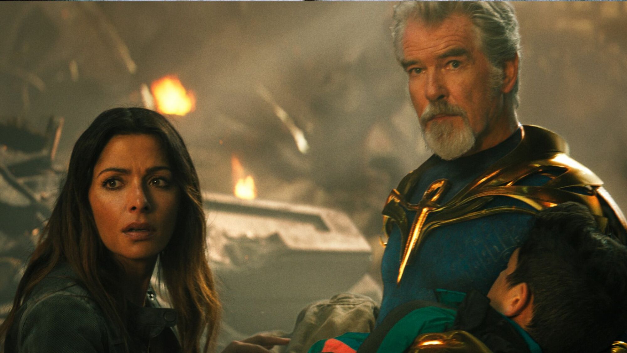 SARAH SHAHI comme Adrianna et PIERCE BROSNAN comme Dr. Fate dans New Line Cinema's action aventure 