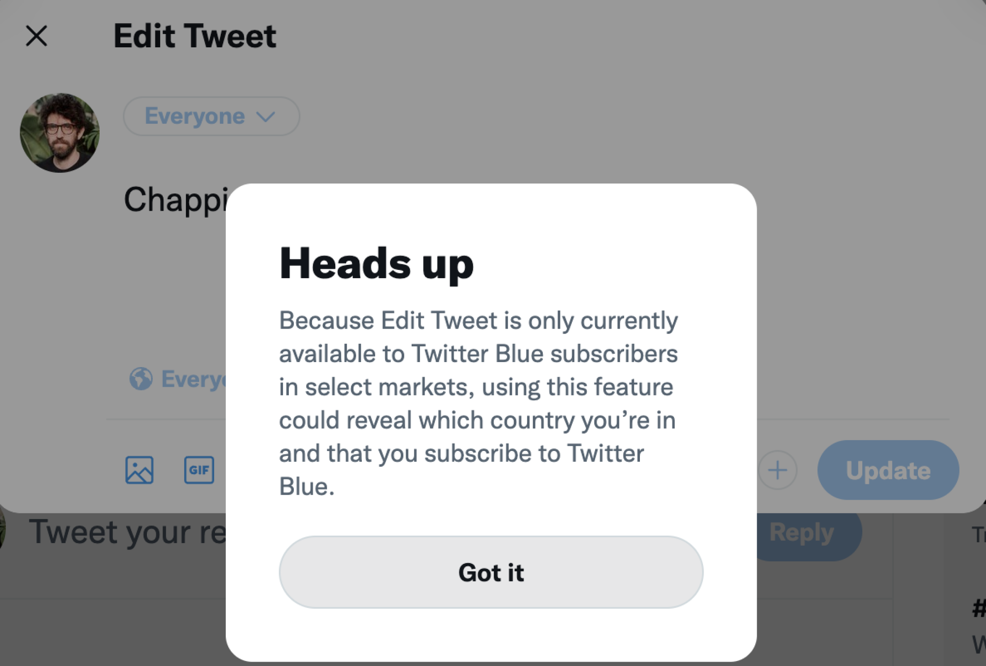 Une fenêtre contextuelle de Twitter avertissant l'utilisateur que la fonction d'édition "pourrait révéler dans quel pays vous vous trouvez."