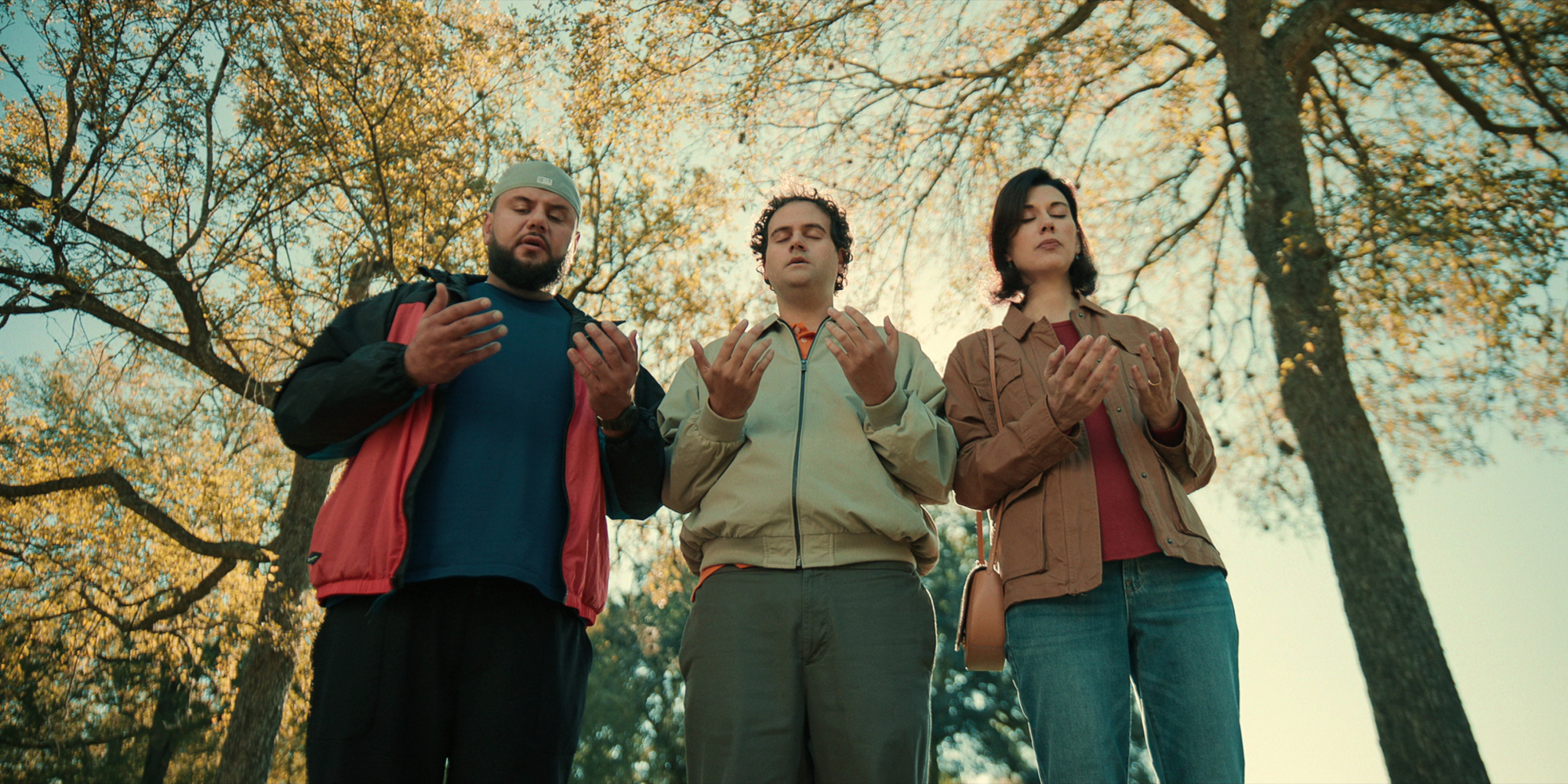 Mo Amer, Omar Elba, Cherien Dabis dans une image de 'Mo', priant.