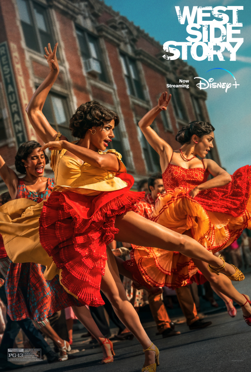 Une affiche du film West Side Story représentant Anita et d'autres femmes en robes rouge vif et orange dansant. 