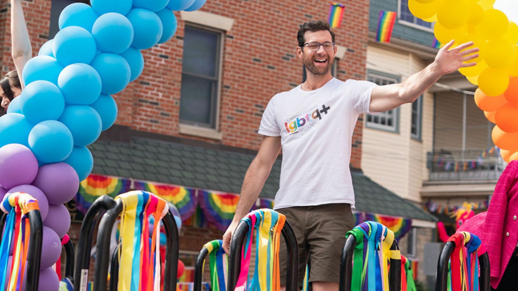 Billy Eichner fait signe depuis un flotteur Pride 