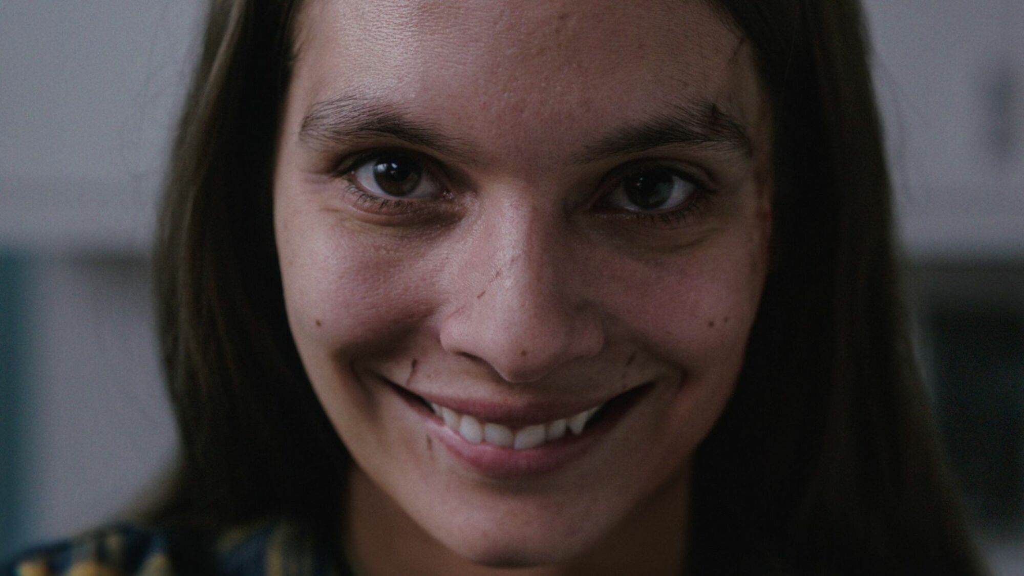 Caitlin Stasey donne le sourire pour terrifier dans 