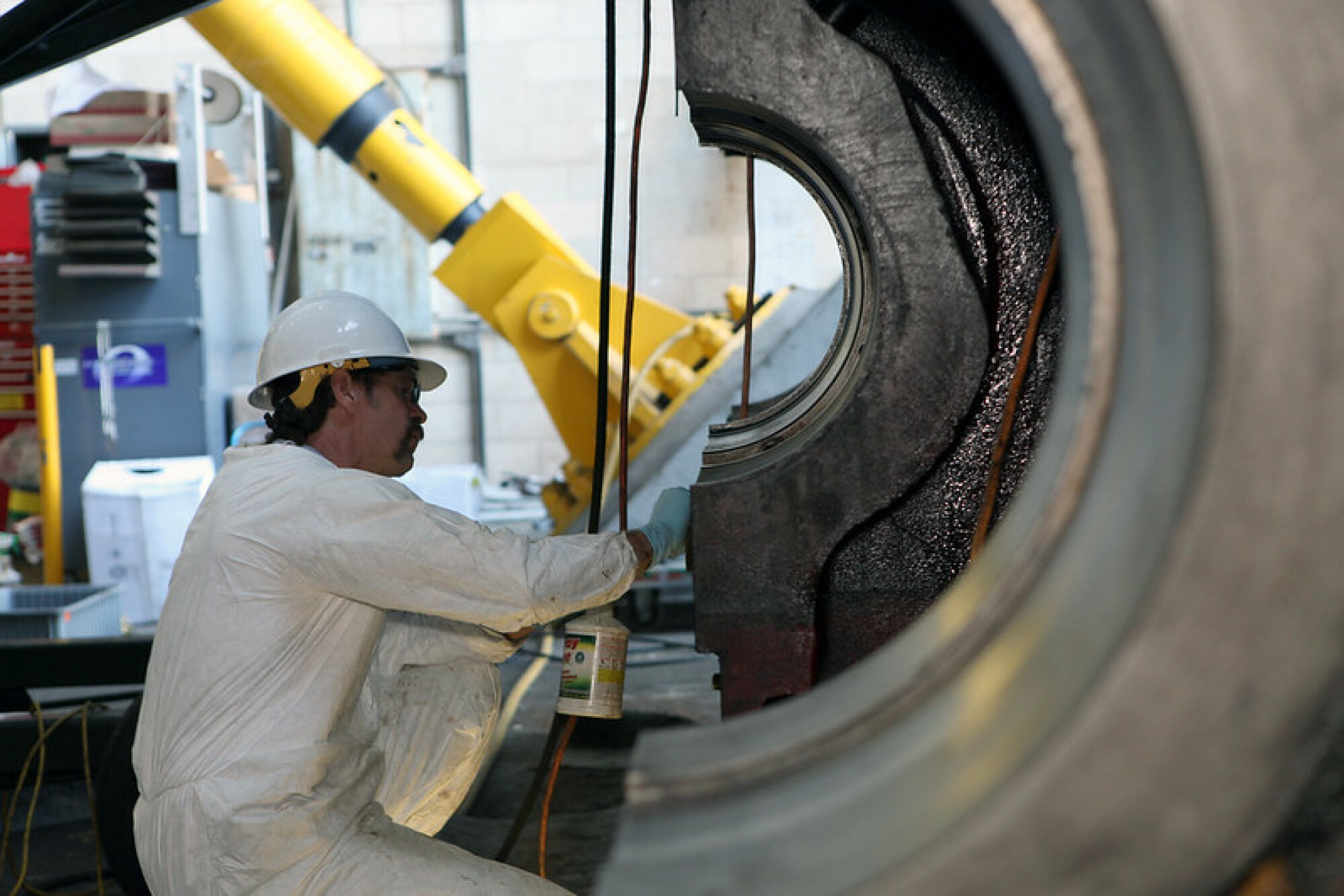 Technicien travaillant sur le transporteur à chenilles de la NASA