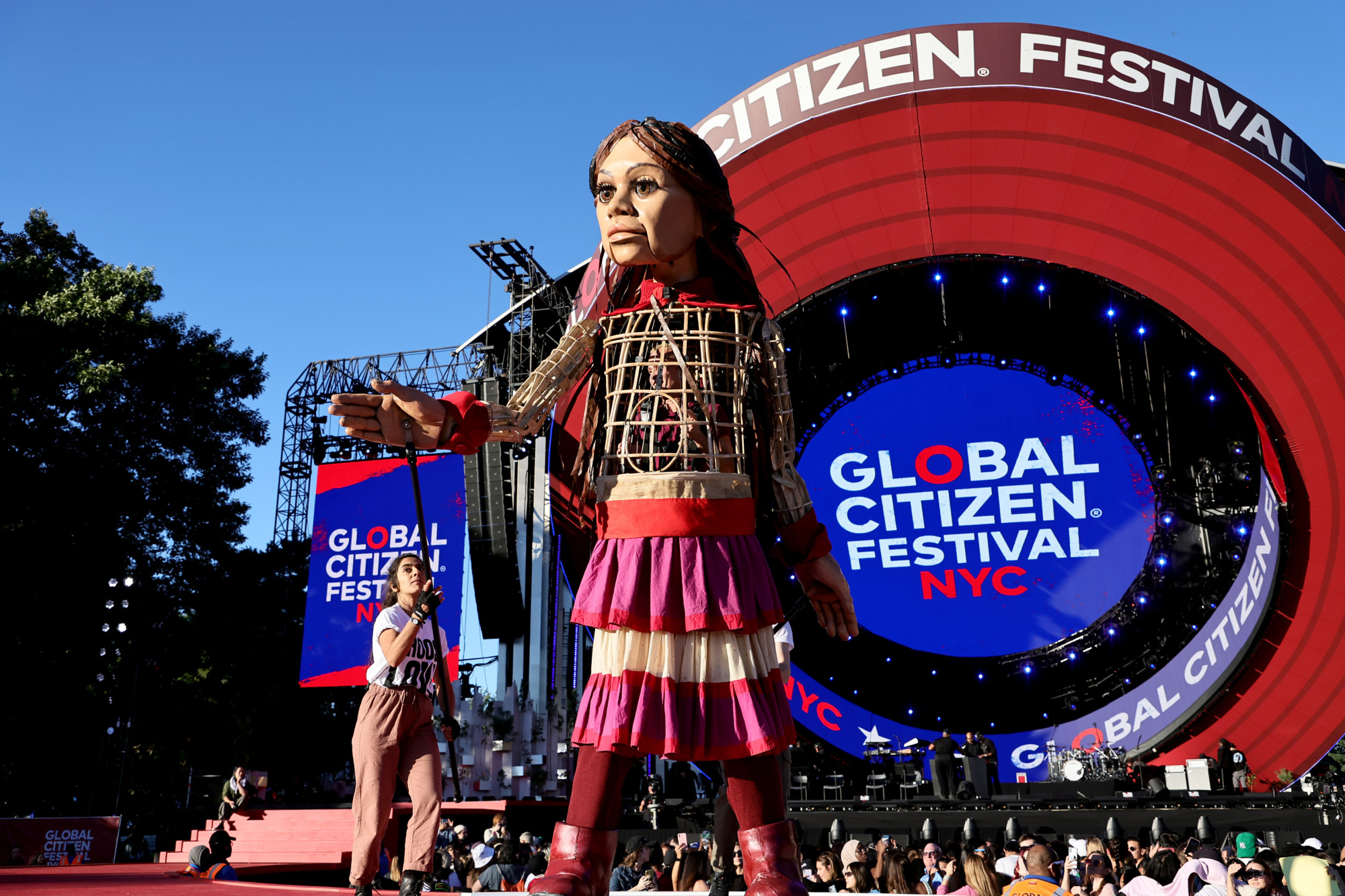 Amal domine les artistes sur la scène du Global Citizen Festival 2022.