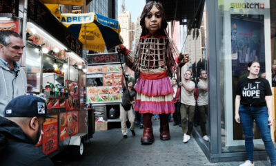 La ville de New York accueille Little Amal, la marionnette réfugiée