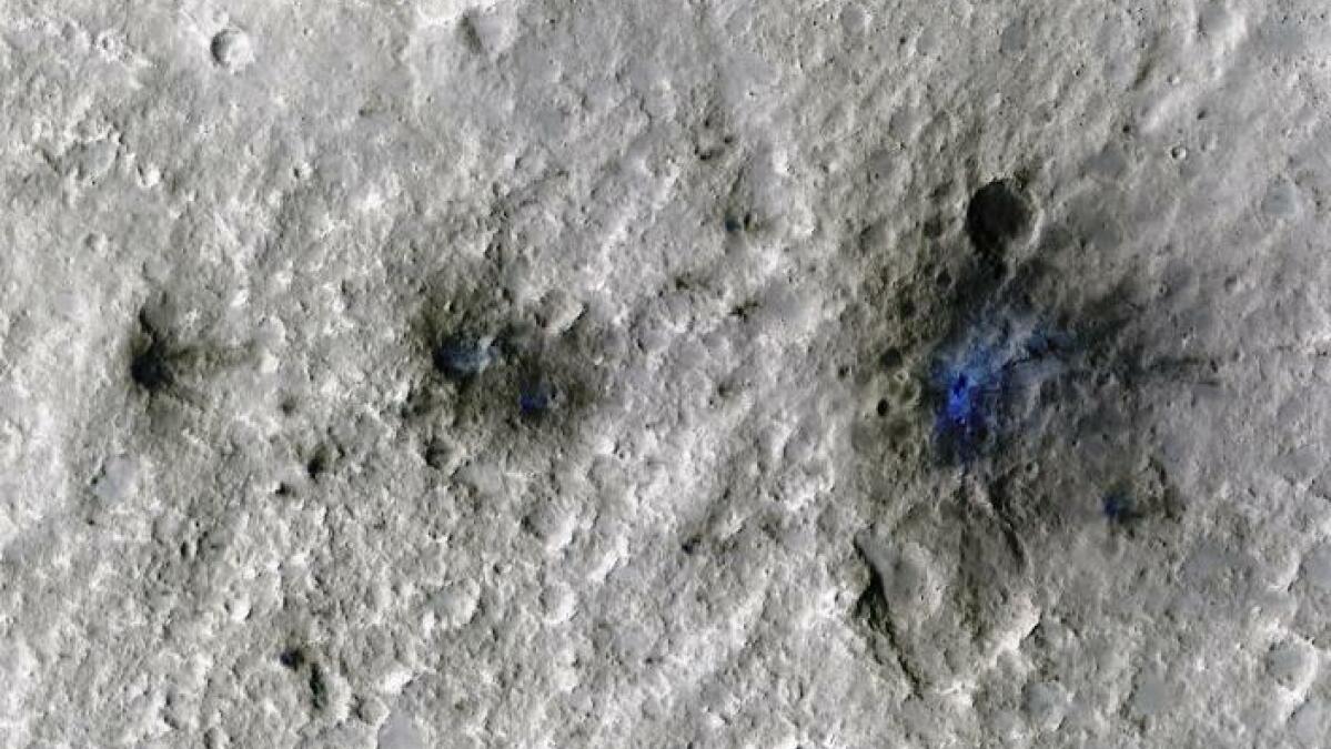 La roche spatiale percute Mars et explose