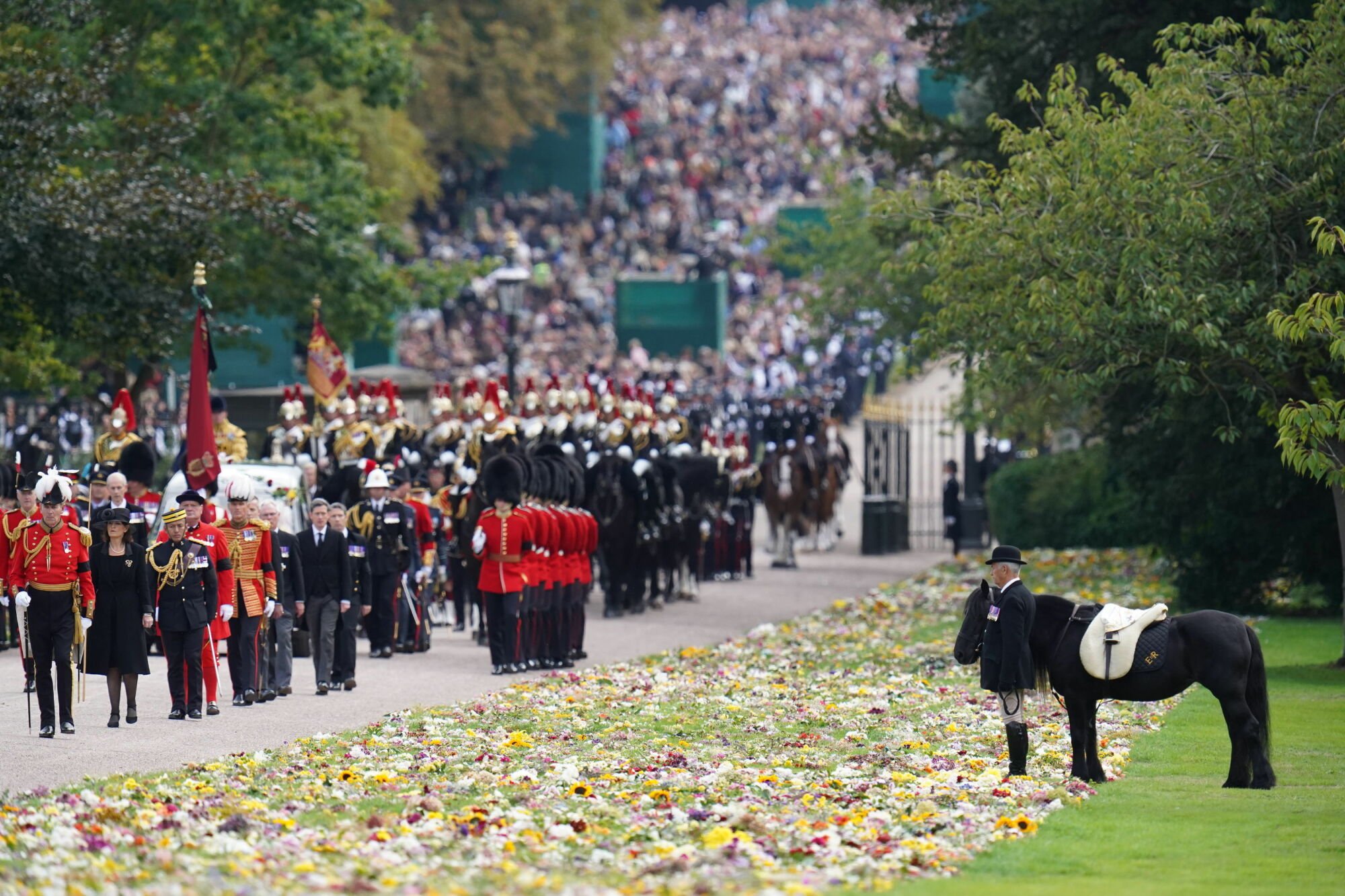 Le cortège funèbre de la reine Elizabeth II se dirige vers le château de Windsor.