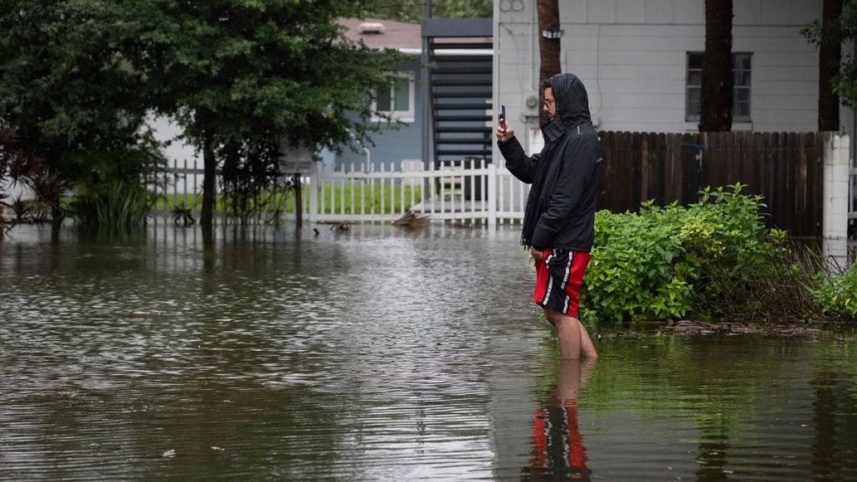 Alors que l'ouragan Ian touchait terre, ce n'était qu'un autre jour étrange sur Internet