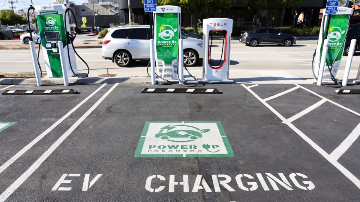 Des bornes de recharge pour véhicules électriques arrivent sur les autoroutes des 50 États