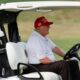 Donald Trump a un assistant qui le suit sur le terrain de golf pour lui montrer des articles positifs