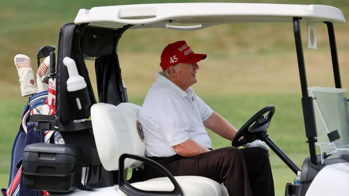 Donald Trump a un assistant qui le suit sur le terrain de golf pour lui montrer des articles positifs