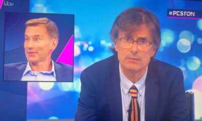 Le présentateur fait la gaffe ultime en 4 lettres à la télévision en direct