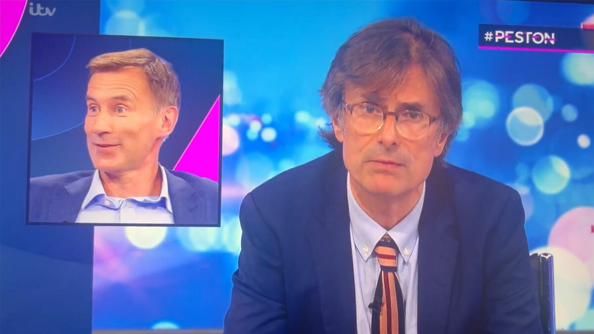 Le présentateur fait la gaffe ultime en 4 lettres à la télévision en direct