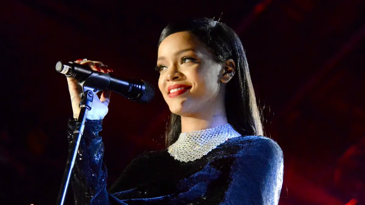 Les 8 chansons que Rihanna devrait interpréter à la mi-temps du Super Bowl
