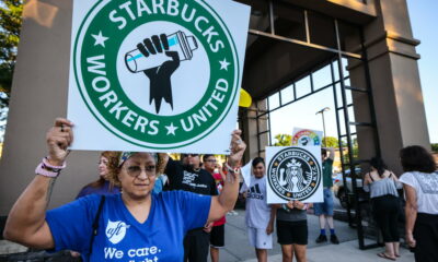 Les employés de Starbucks manifestent contre la Journée de la Coupe Rouge