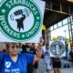 Les employés de Starbucks manifestent contre la Journée de la Coupe Rouge