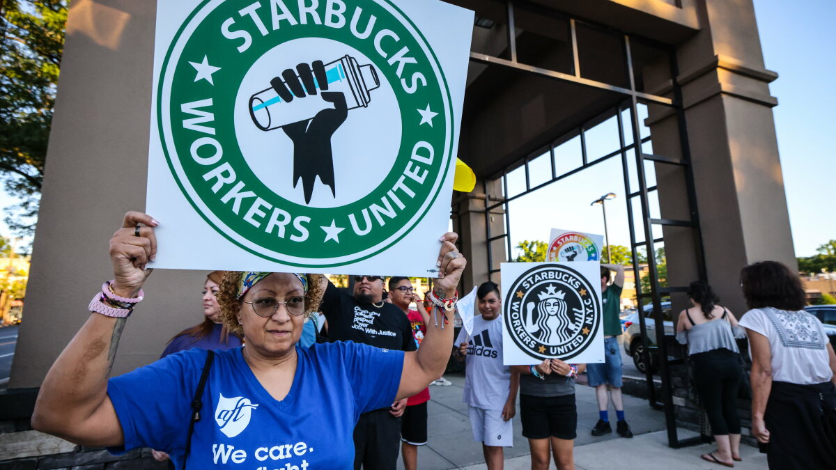 Les employés de Starbucks manifestent contre la Journée de la Coupe Rouge