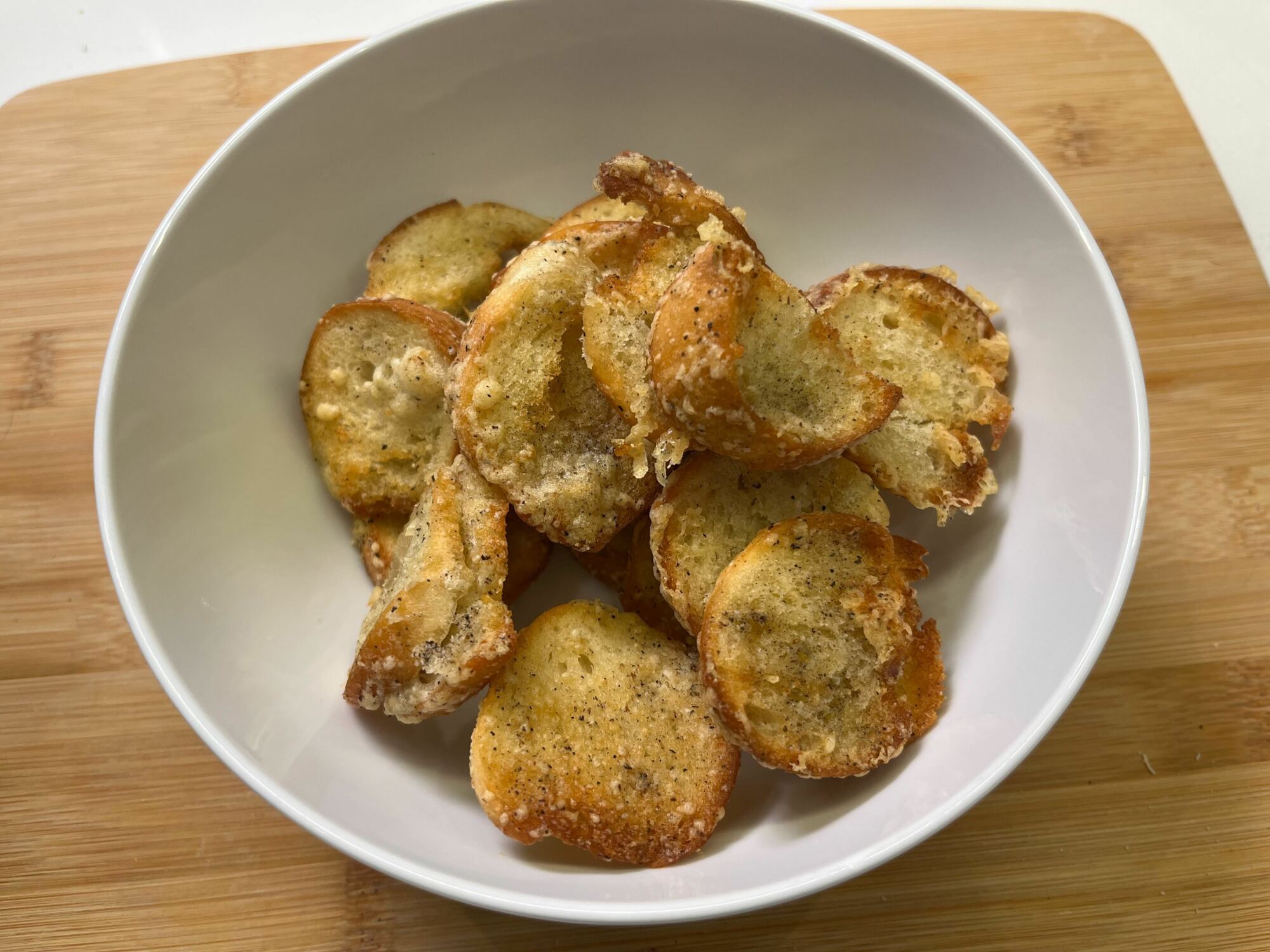 croustilles de bagel dans un bol