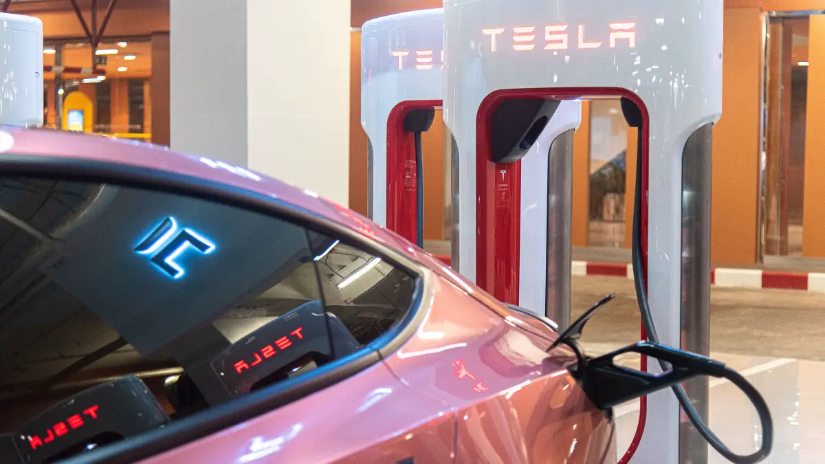 Tesla commence à ouvrir ses superchargeurs à d'autres véhicules électriques