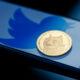 Twitter permet aux utilisateurs d'acheter des actions et des cryptos via eToro