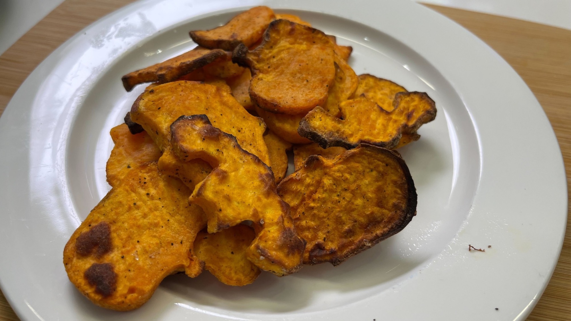 patates douces en forme d'halloween sur la plaque