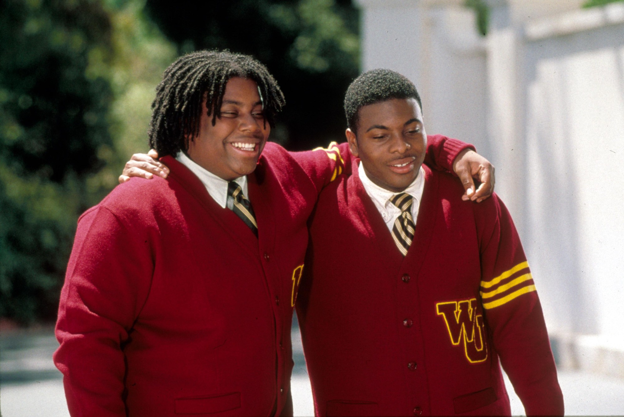 Kenan Thompson et Kel Mitchell portant des chandails d'école de surveillance avec leurs bras l'un autour de l'autre dans 