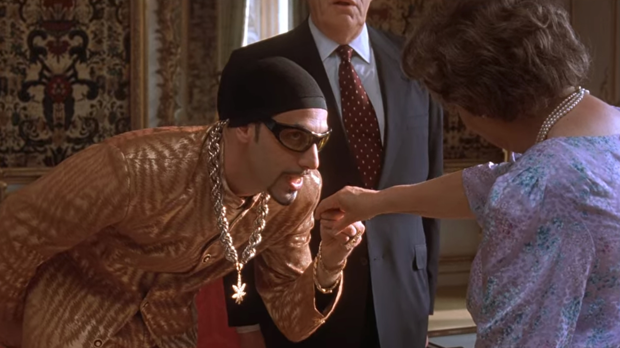 Le personnage Ali G tient la main d'un acteur qui ressemble à la reine.