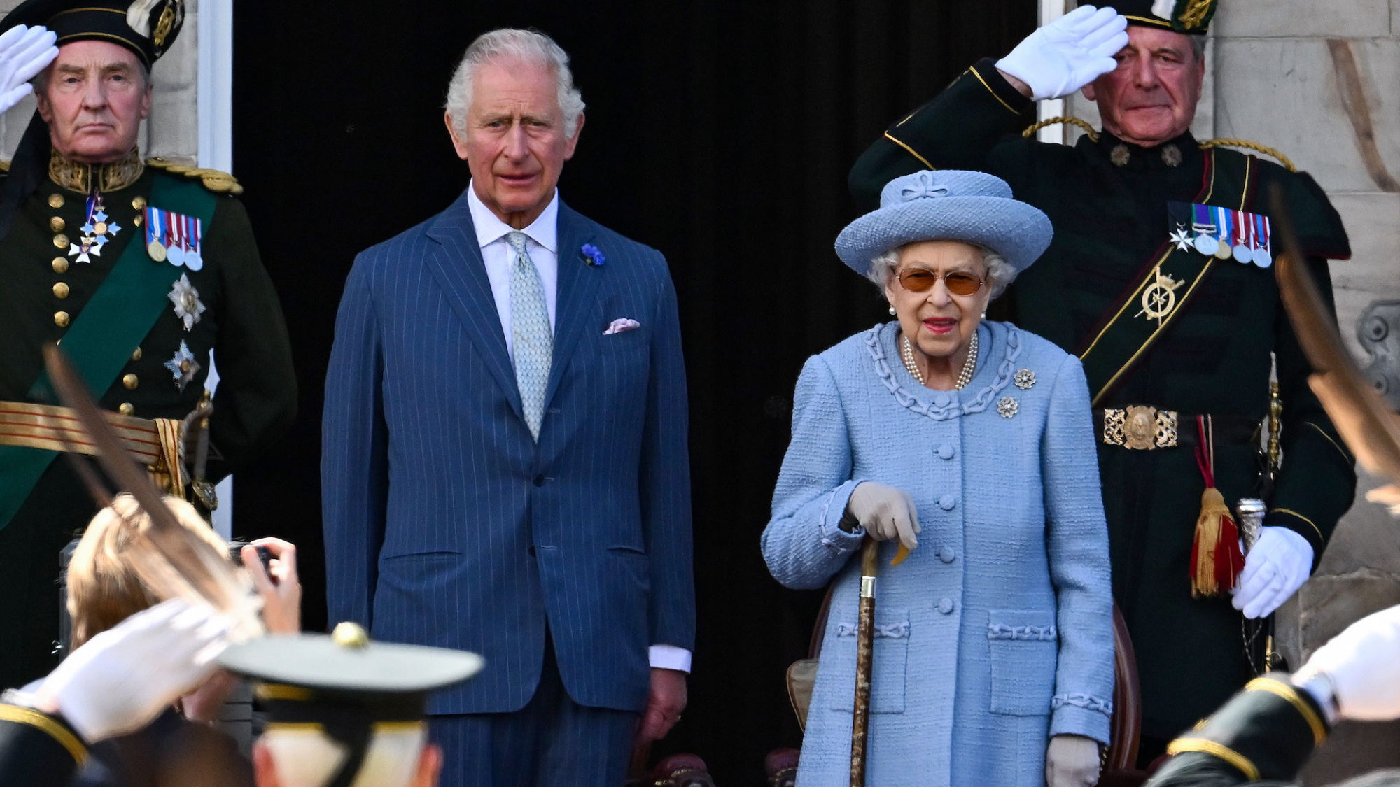 Le prince Charles, prince de Galles, connu sous le nom de duc de Rothesay en Écosse, et la reine Elizabeth II assistent à la parade de la Royal Company of Archers Reddendo dans les jardins du palais de Holyroodhouse.