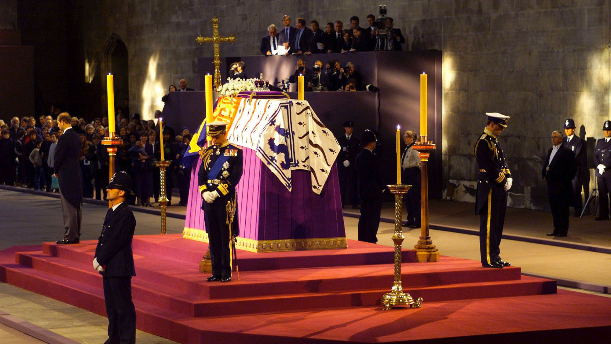 Le prince Charles de Grande-Bretagne veille au cercueil de sa grand-mère la reine mère tel qu'il se trouve dans l'état le 8 avril 2002 à Westminster Hall, Londres