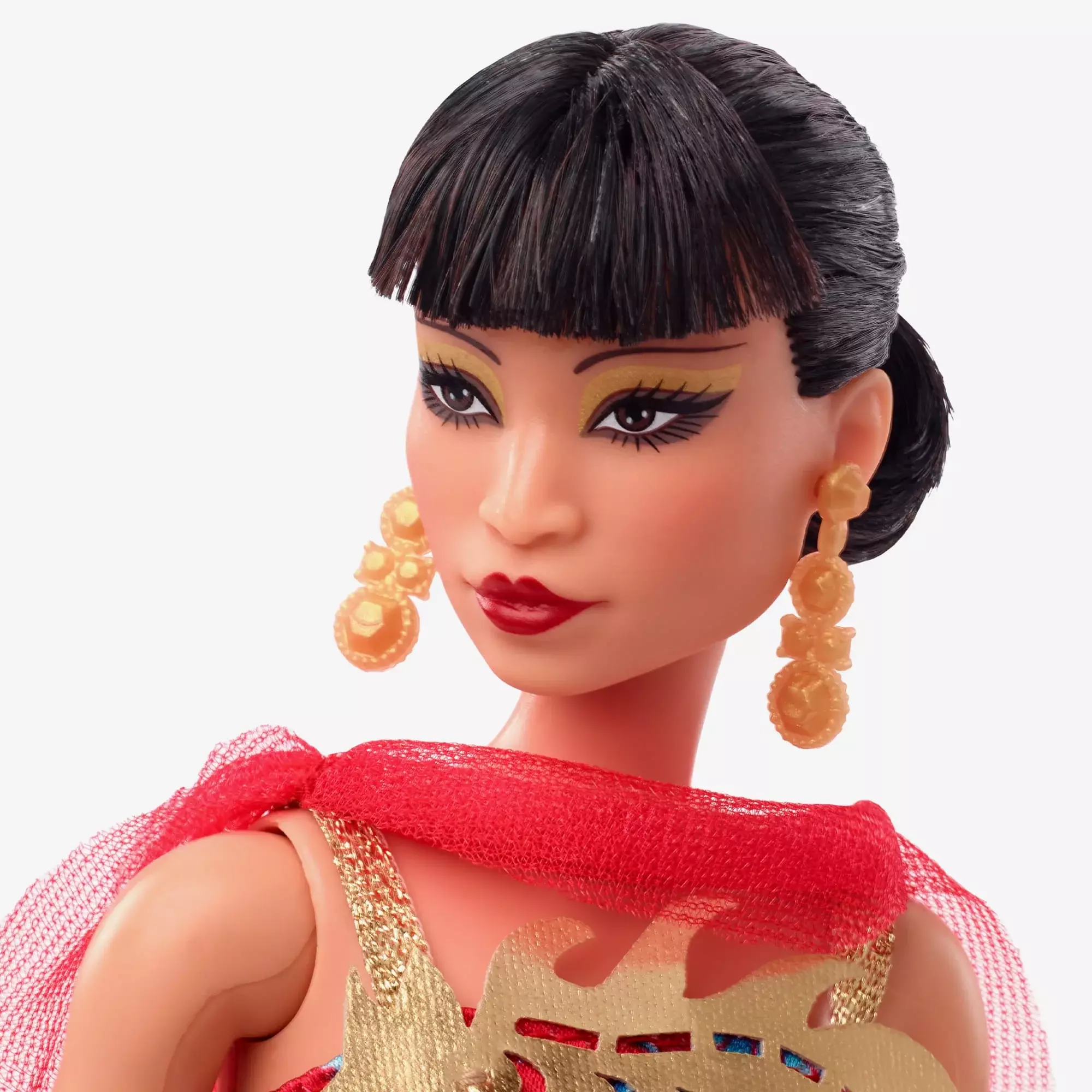 Une photographie de la tête d'Anna May Wong Barbie.