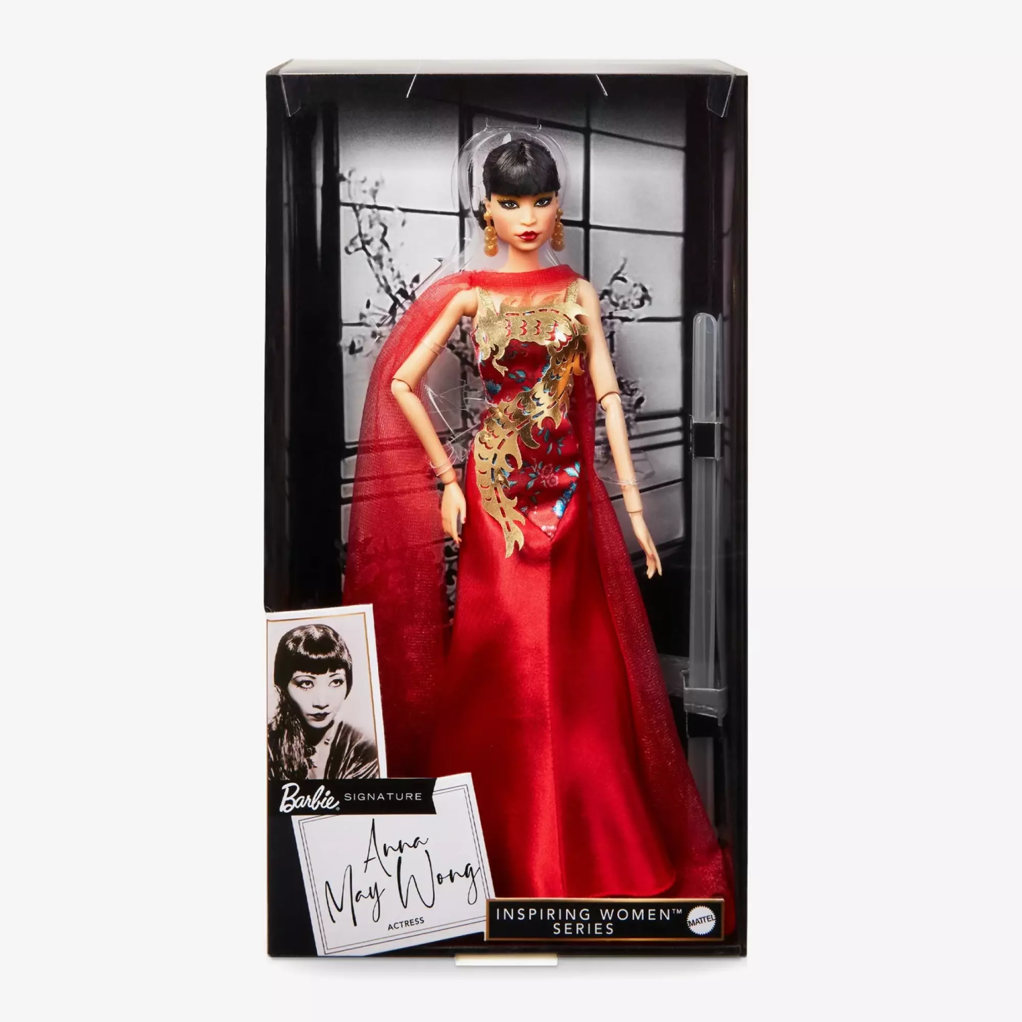 Une photographie de la Barbie Anna May Wong dans sa boîte.