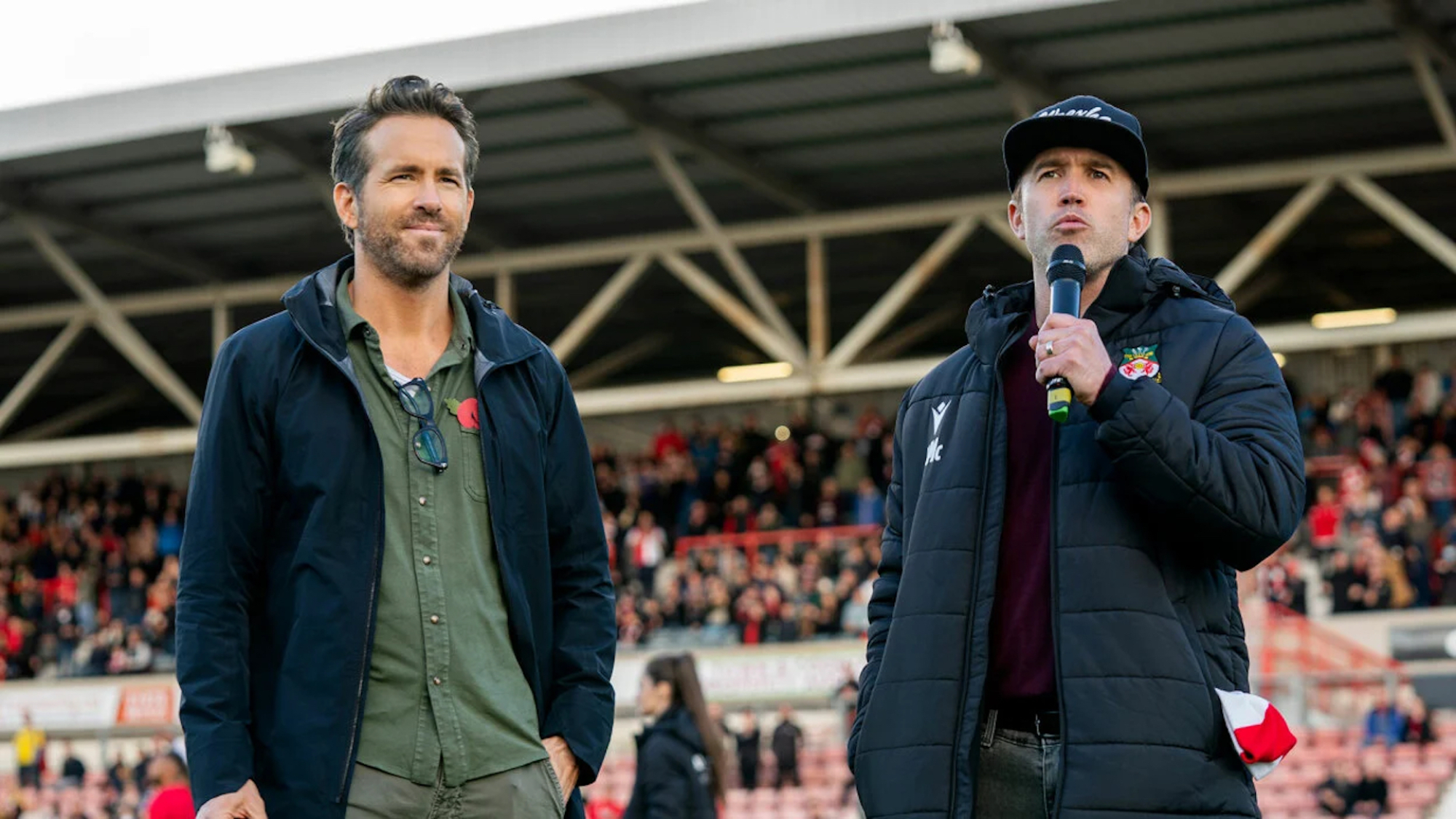 Ryan Reynolds et Rob McElhenney entrent sur le terrain du Wrexham AFC.