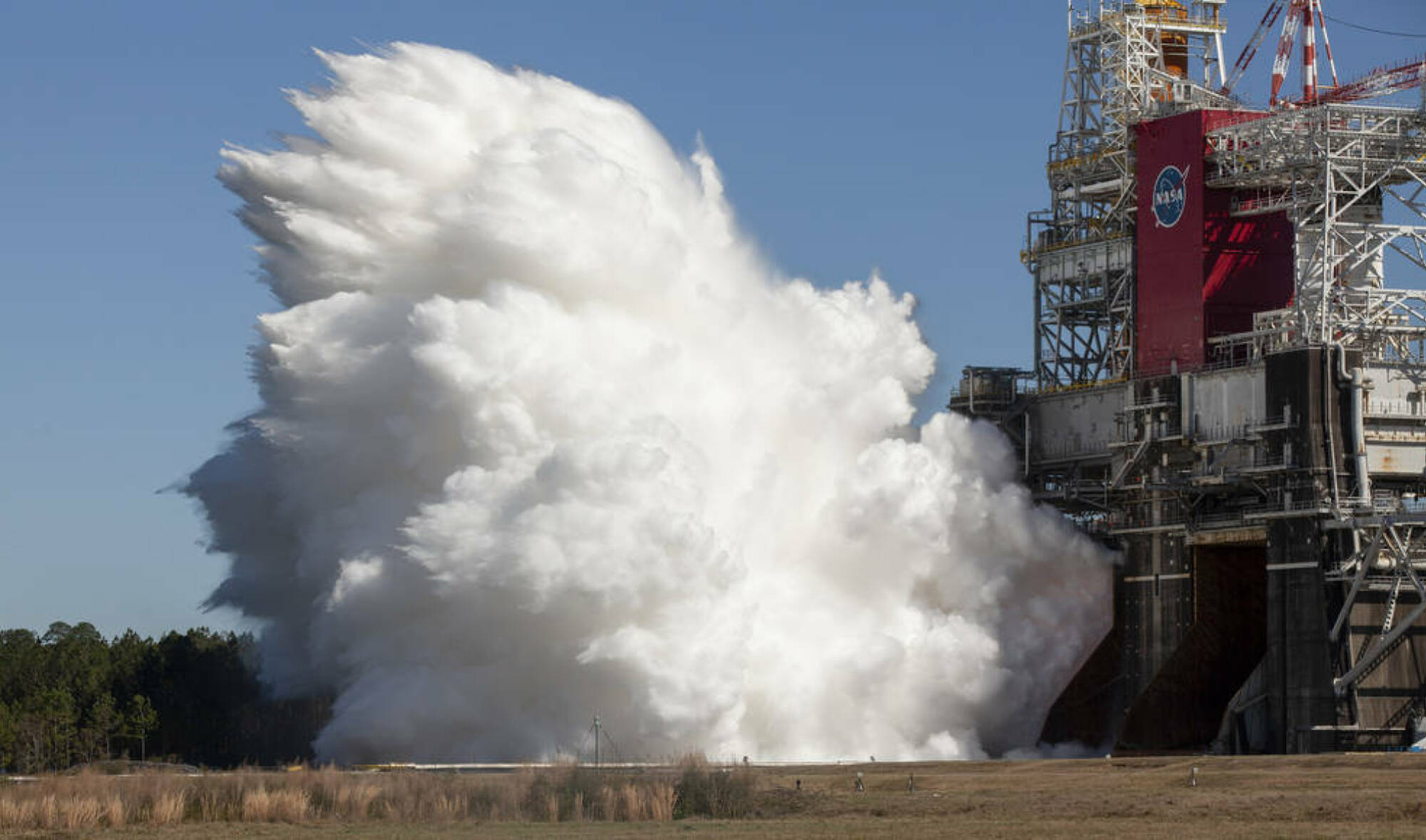 les quatre moteurs principaux de la fusée SLS tirant lors d'un test de poussée