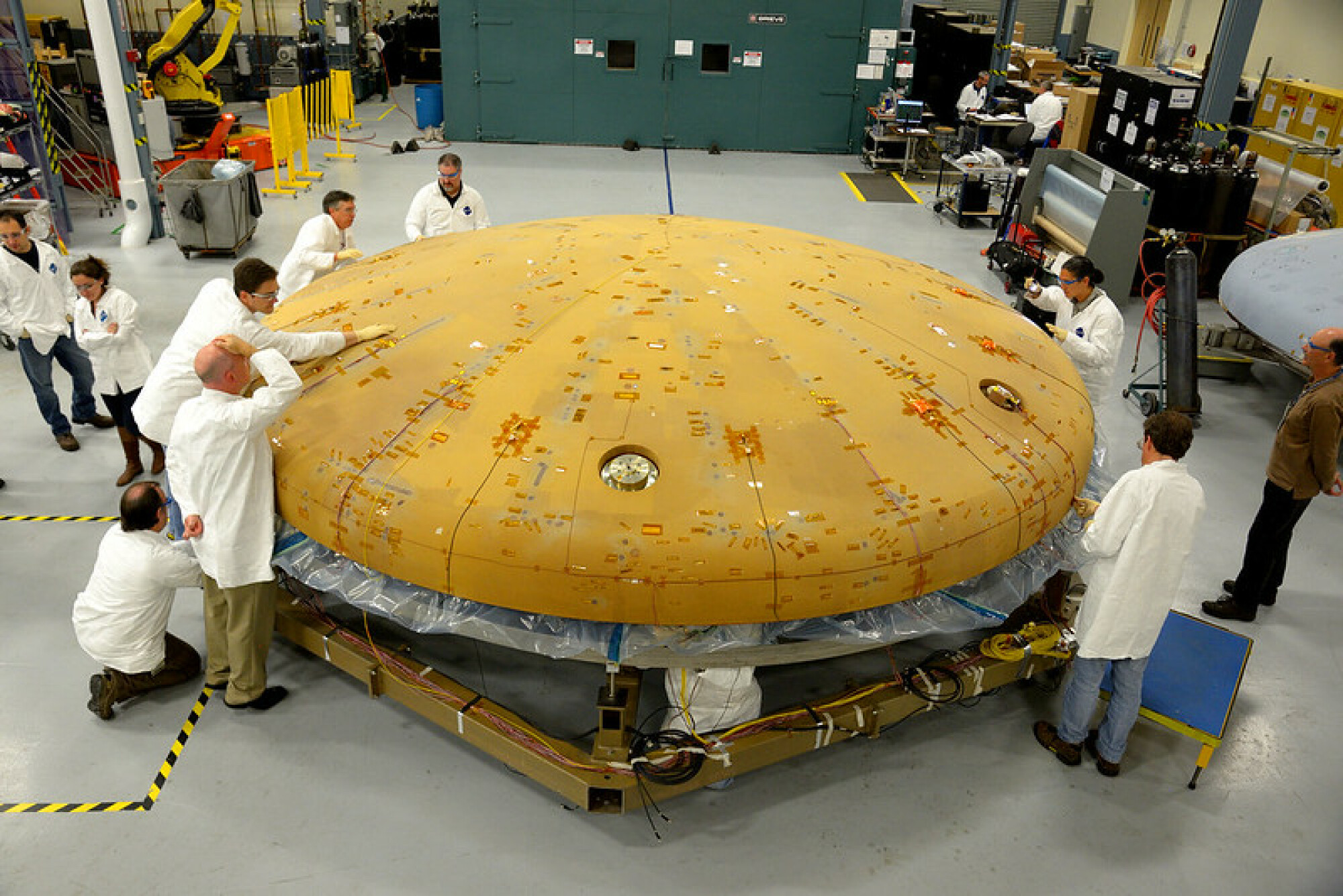 Ingénieurs examinant le bouclier thermique d'Orion